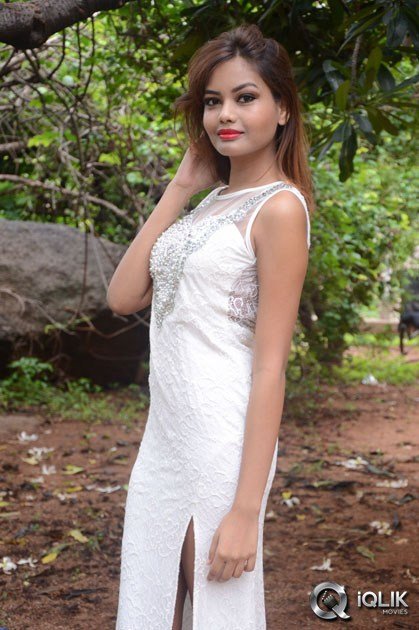 Clara-Fernandez-At-Lovers-Park-Movie-Opening